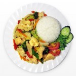 Kanaa ja vihanneksia riisillä